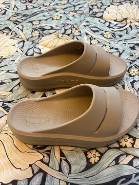 OOFOS OOmega OOahh Slide Sandals nomad Beige size 8